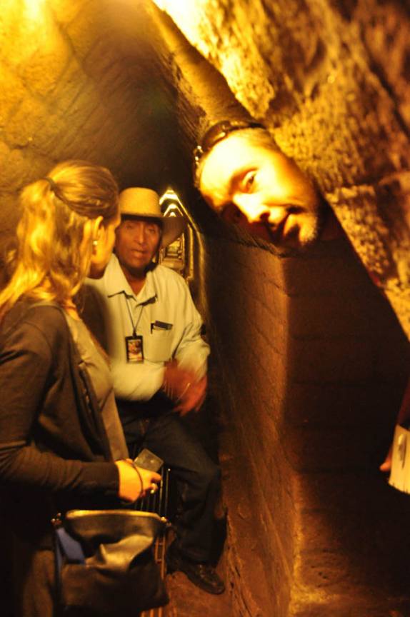 Percorrendo os túneis da gigantesca pirâmide de Cholula, no México